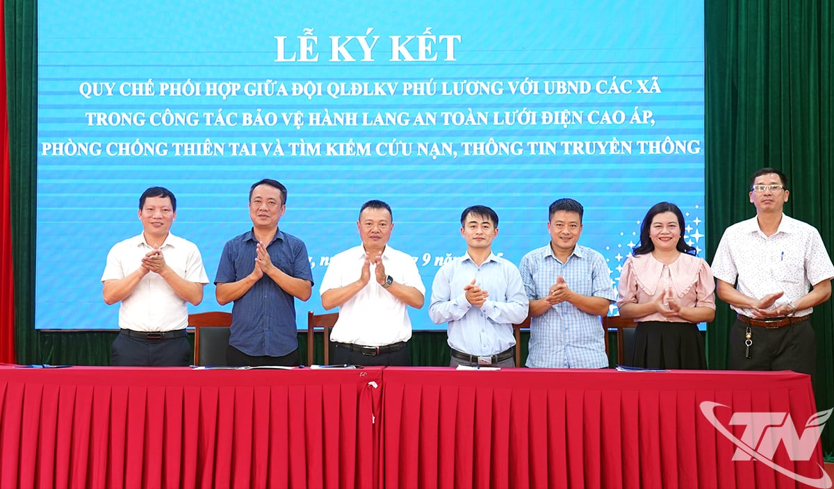 Đội Quản lý Điện lực khu vực Phú Lương ký cam kết đảm bảo an toàn lưới điện với đại diện các xã Phú Lương, Vô Tranh, Hợp Thành và Yên Trạch