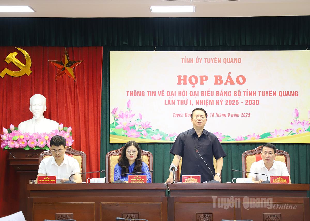 Comrade Tran Manh Loi, member of the Provincial Party Standing Committee, Head of the Provincial Party Committee's Propaganda and Mass Mobilization Commission, spoke at the press conference.