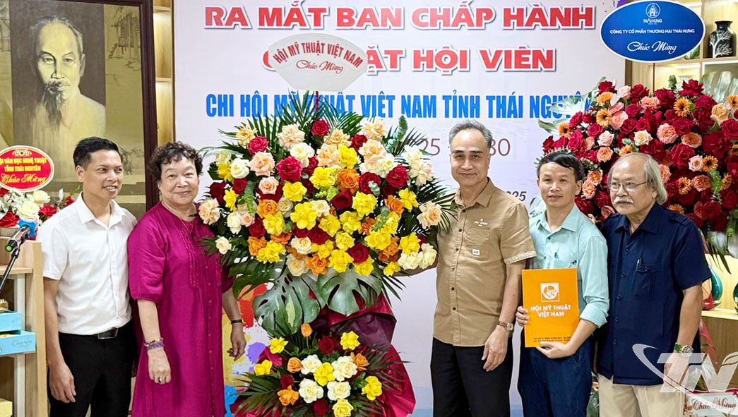 គណៈប្រតិភូបានអបអរសាទរសមាគមវិចិត្រសិល្បៈវៀតណាមខេត្ត Thai Nguyen។