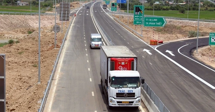 Từ 18/9, cấm xe tải trên 7,5 tấn, xe khách trên 29 chỗ đi vào làn 1 cao tốc 2 làn