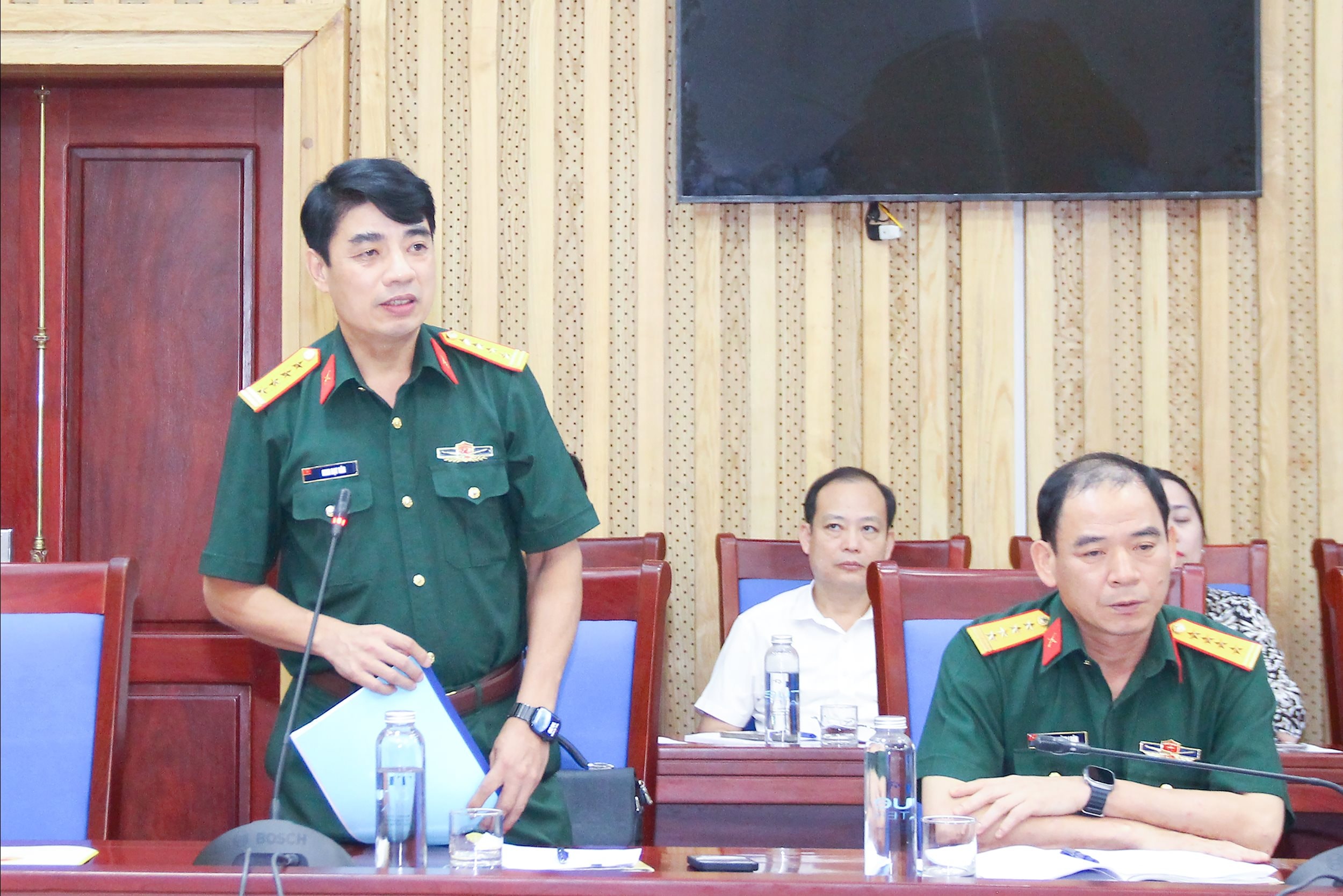 វរសេនីយ៍ឯក Dinh Bat Van