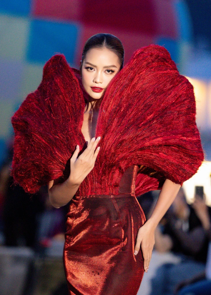 Hoa hậu Đại dương Việt Nam biến bờ biển vịnh Vĩnh Hy thành sàn diễn thời trang - Ảnh 1.