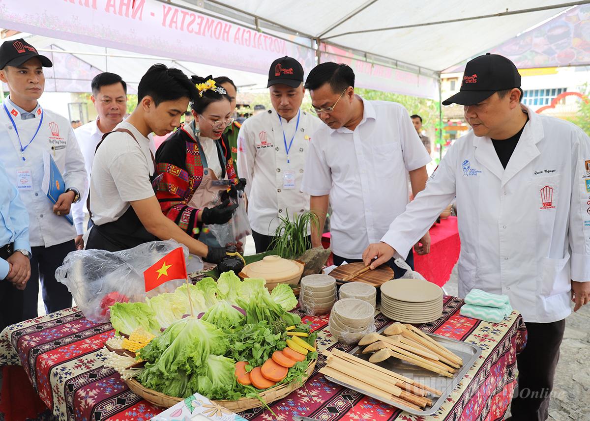 Các đồng chí lãnh đạo xã và Ban giám khảo kiểm tra công tác chuẩn bị của các đội thi.