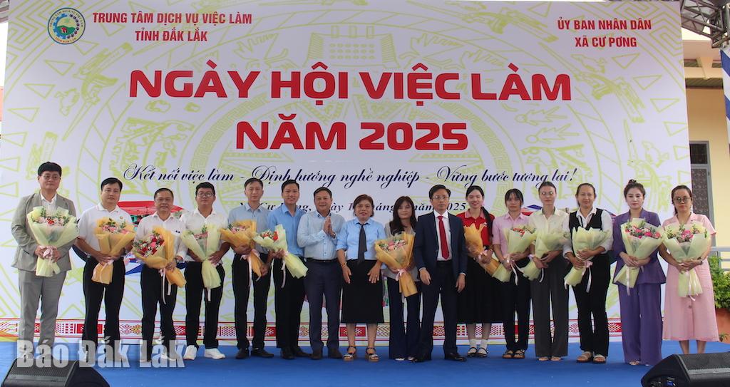 តំណាងមជ្ឈមណ្ឌលសេវាកម្មការងារ Dak Lak និងគណៈកម្មាធិការបក្ស និងគណៈកម្មាធិការប្រជាជនឃុំ Cu Pong ជូនកម្រងផ្កាជូនអង្គភាព និងសហគ្រាសដែលចូលរួមជ្រើសរើសបុគ្គលិកនៅពិព័រណ៍ការងារ។