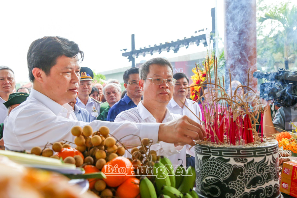 សមមិត្ត៖ លោក Tran Quoc Toan អនុប្រធានអចិន្ត្រៃយ៍គណៈកម្មាធិការបក្សខេត្ត; លោក Nguyen Manh Hung អនុលេខាគណៈកម្មាធិការបក្សខេត្ត ប្រធានគណៈកម្មាធិការរណសិរ្សមាតុភូមិវៀតណាមខេត្ត បានអុជធូបរំលឹកវិញ្ញាណក្ខន្ធយុវជនស្ម័គ្រចិត្តចំនួន ១៦ នាក់ ដែលបានពលីជីវិតនៅចំណតសាឡាង Long Dai II។