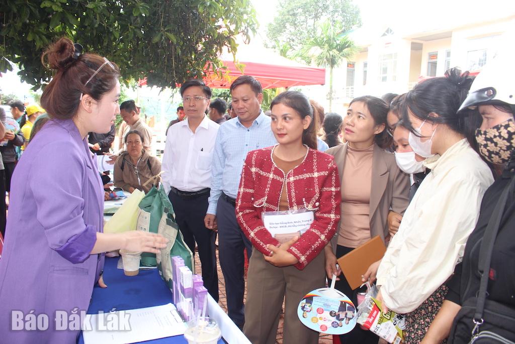 កម្មករ​ឃុំ Cu Pong សិក្សា​ពី​តម្រូវការ​ជ្រើសរើស​ពលករ និង​នាំចេញ​ទៅ​កូរ៉េ។