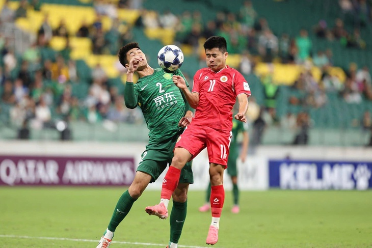 Căng thẳng ở trận CLB Công An Hà Nội - Beijing Guoan, khán giả ném chai lọ xuống sân - Ảnh 1.