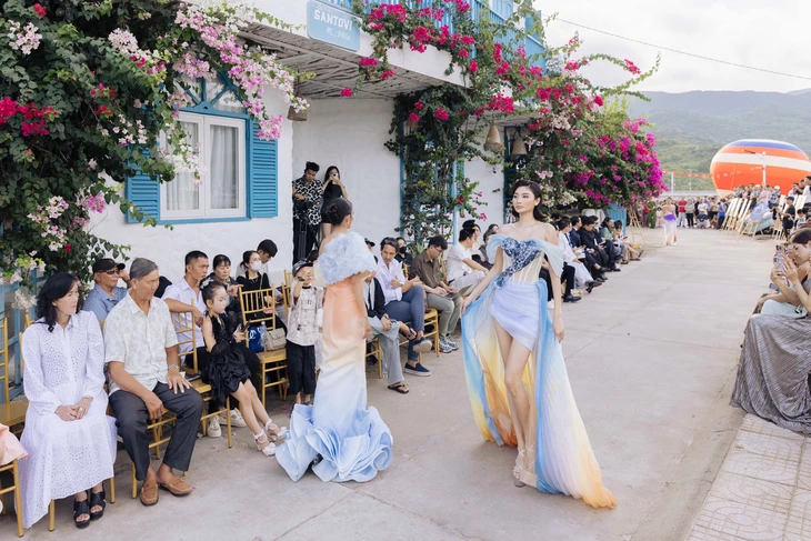 Hoa hậu Đại dương Việt Nam biến bờ biển vịnh Vĩnh Hy thành sàn diễn thời trang - Ảnh 8.