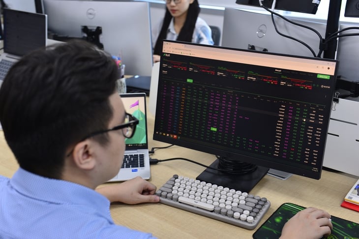 Chứng khoán Việt Nam giảm điểm dù Fed công bố hạ lãi suất - Ảnh 1.