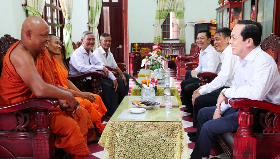 អនុលេខាគណៈកម្មាធិការបក្សខេត្ត - Lam Minh Dang បានទៅទស្សនាវត្ត Binh Phu ឃុំ Binh Phu។