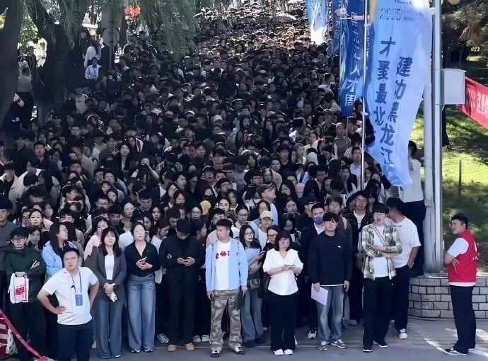 11万人以上がフェアに参加するために列を作った（写真：Weibo）