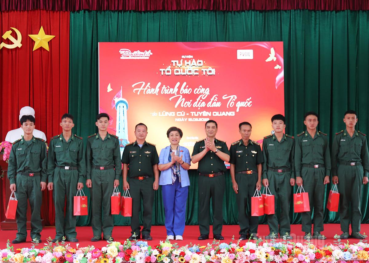 Đại diện Báo Đại Đoàn Kết trao tặng nhà Đại đoàn kết cho hộ Giàng Mí Nhù, thôn Cẳng Tằng, xã Lũng Cú.