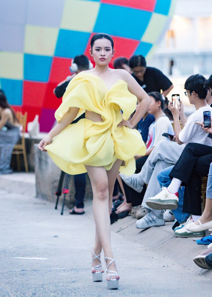 Hoa hậu Đại dương Việt Nam biến bờ biển vịnh Vĩnh Hy thành sàn diễn thời trang - Ảnh 6.