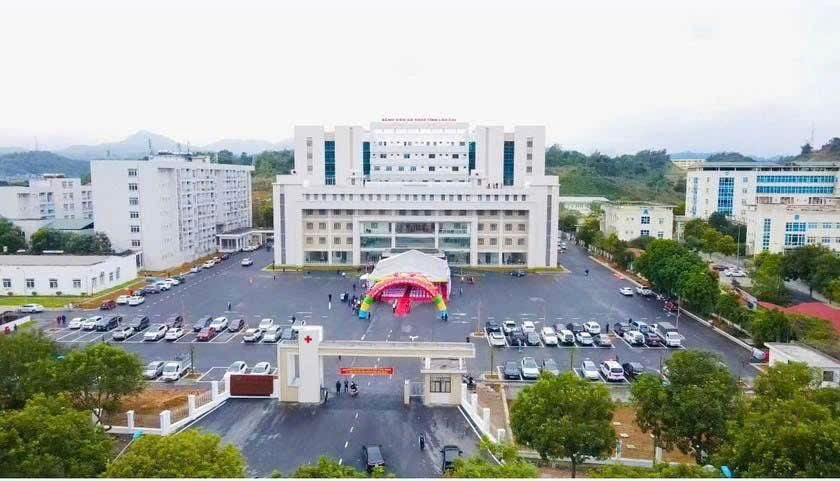 Tòa nhà kỹ thuật cao của Bệnh viện Đa khoa tỉnh Lào Cai có quy mô 330 giường bệnh, với tổng mức đầu tư hơn 380 tỷ đồng.