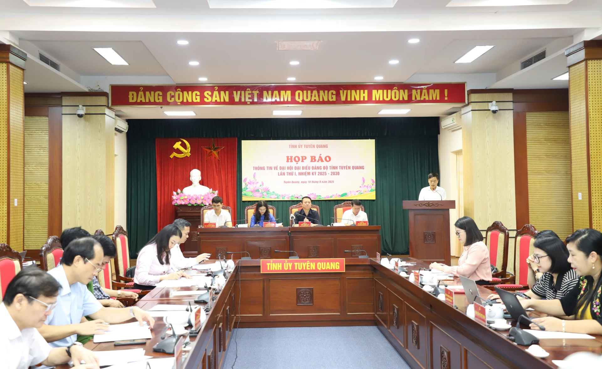 Scene of the press conference.
