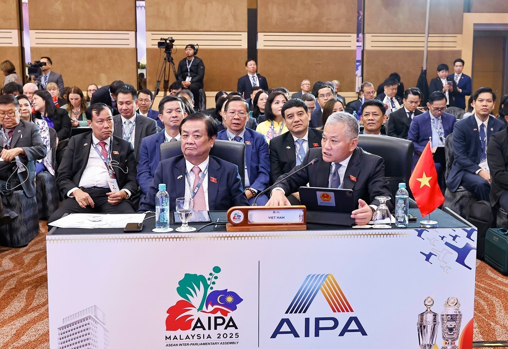 vna-potal-chu-tich-quoc-hoi-tran-thanh-man-tham-du-phien-toan-the-thu-nhat-aipa-46-8282414.jpg
