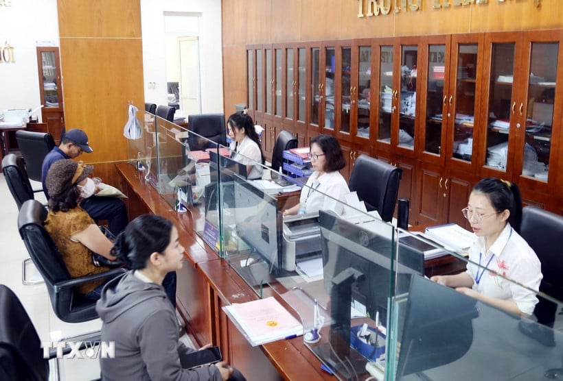ドンホイ市（クアンビン省）のワンストップセンターは、住民の行政手続きを代行している。写真：VNA