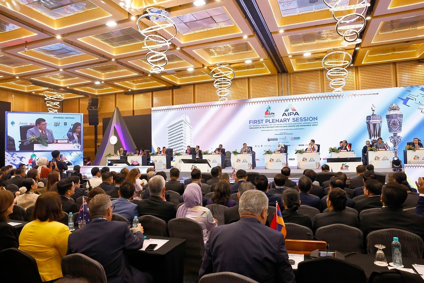 vna-potal-chu-tich-quoc-hoi-tran-thanh-man-tham-du-phien-toan-the-thu-nhat-aipa-46-8282420.jpg