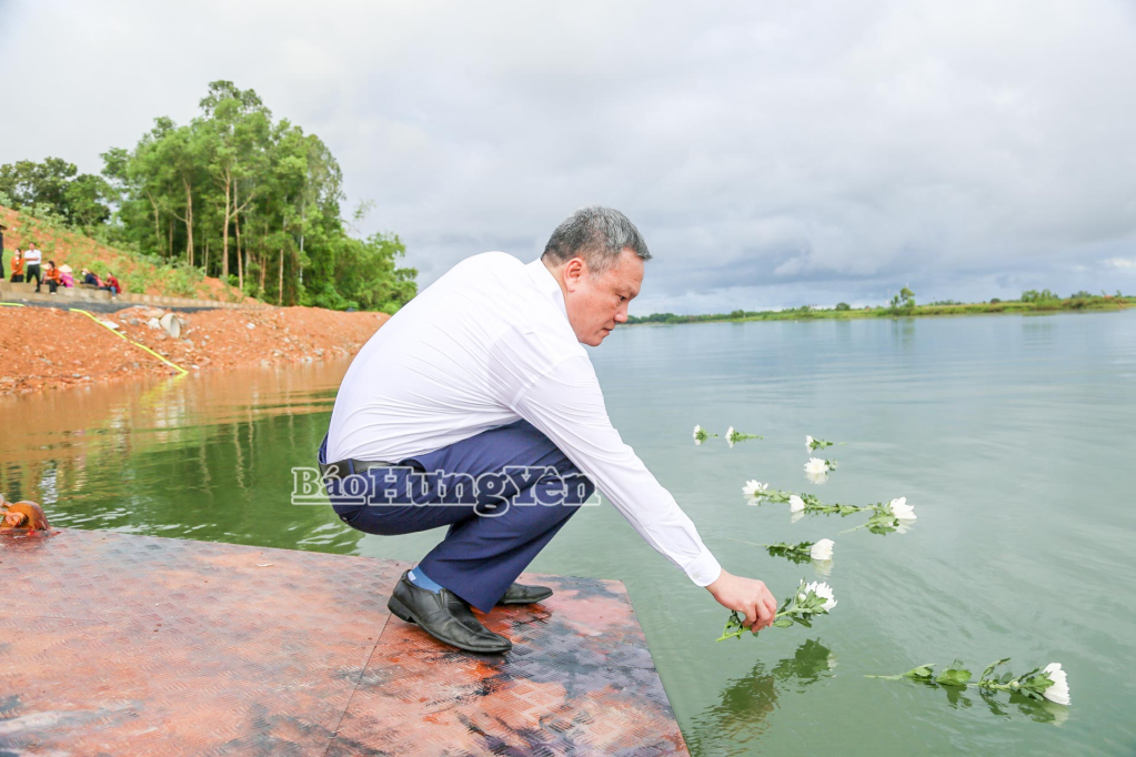 គណៈប្រតិភូក្រុមការងារបានចេញផ្ការំលឹកវិញ្ញាណក្ខន្ធយុទ្ធជនពលីដែលបានពលីជីវិតលើដងទន្លេឡុងដាយ។