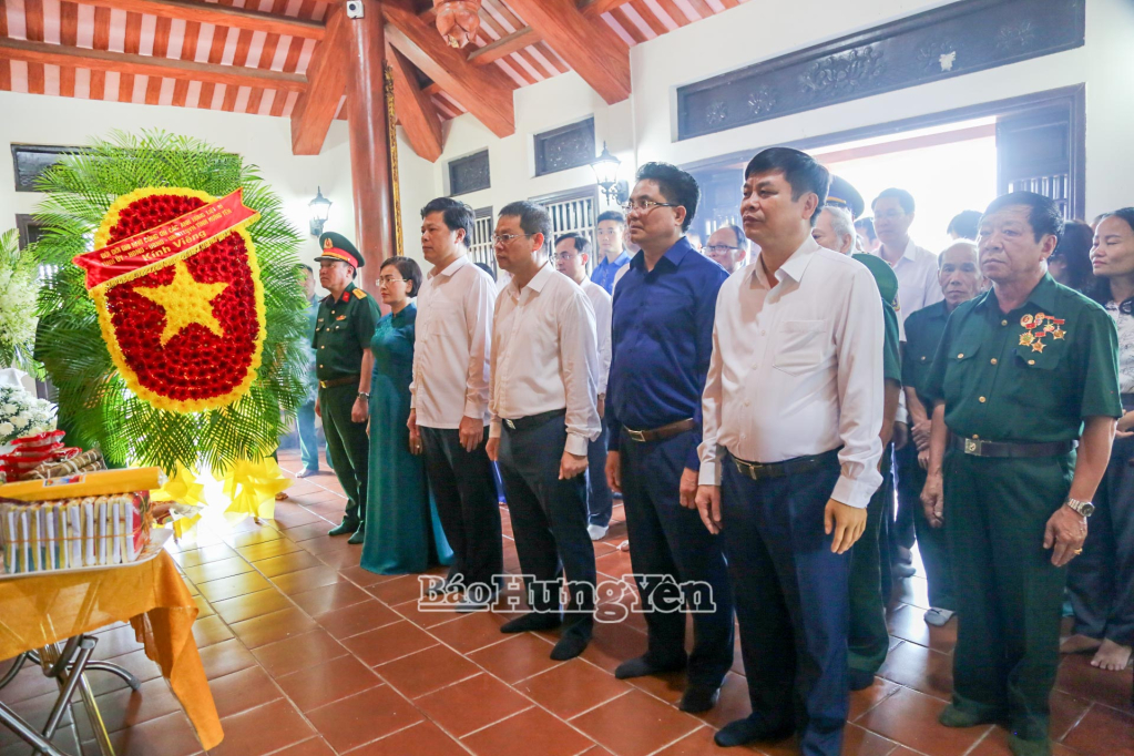 សមមិត្ត Tran Quoc Toan លេខាអចិន្ត្រៃយ៍នៃគណៈកម្មាធិការបក្សខេត្ត និងគណៈប្រតិភូខេត្ត Hung Yen អញ្ជើញអុជធូបនៅវិមានរំលឹកវិញ្ញាណក្ខន្ធអ្នកស្លាប់រស់ Truong Son - សាឡាង Long Dai។