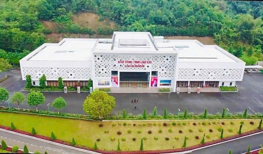 Song hành với tỉnh sau hơn 30 năm tái lập, Bảo tàng tỉnh Lào Cai hiện không chỉ là nơi sưu tầm, nghiên cứu, lưu giữ nhiều tài liệu, hiện vật giá trị, mà còn trở thành điểm đến hấp dẫn, thu hút nhiều người dân địa phương và du khách đến tham quan, học tập.
