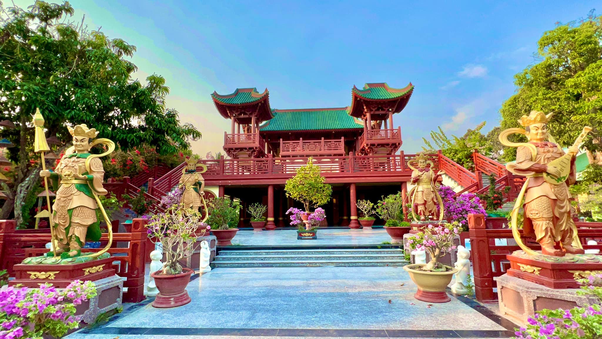 Chùa Lầu, dấu ấn kiến trúc độc đáo vùng Bảy Núi thu hút khách du lịch - Ảnh 1.