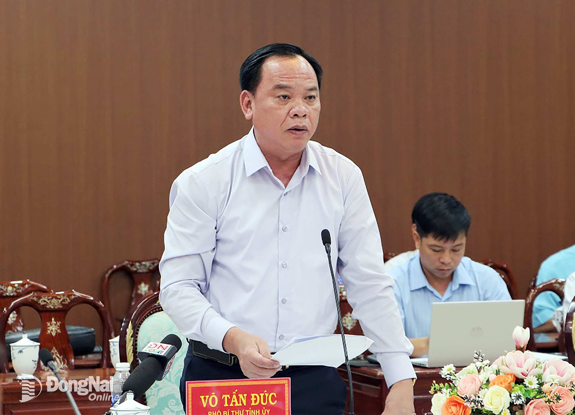 Na konferenci vystoupil zástupce tajemníka provinčního výboru strany, předseda lidového výboru provincie Dong Nai Vo Tan Duc. Foto: Pham Tung