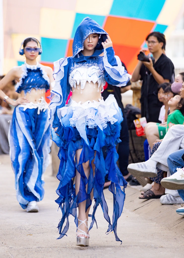 Hoa hậu Đại dương Việt Nam biến bờ biển vịnh Vĩnh Hy thành sàn diễn thời trang - Ảnh 7.