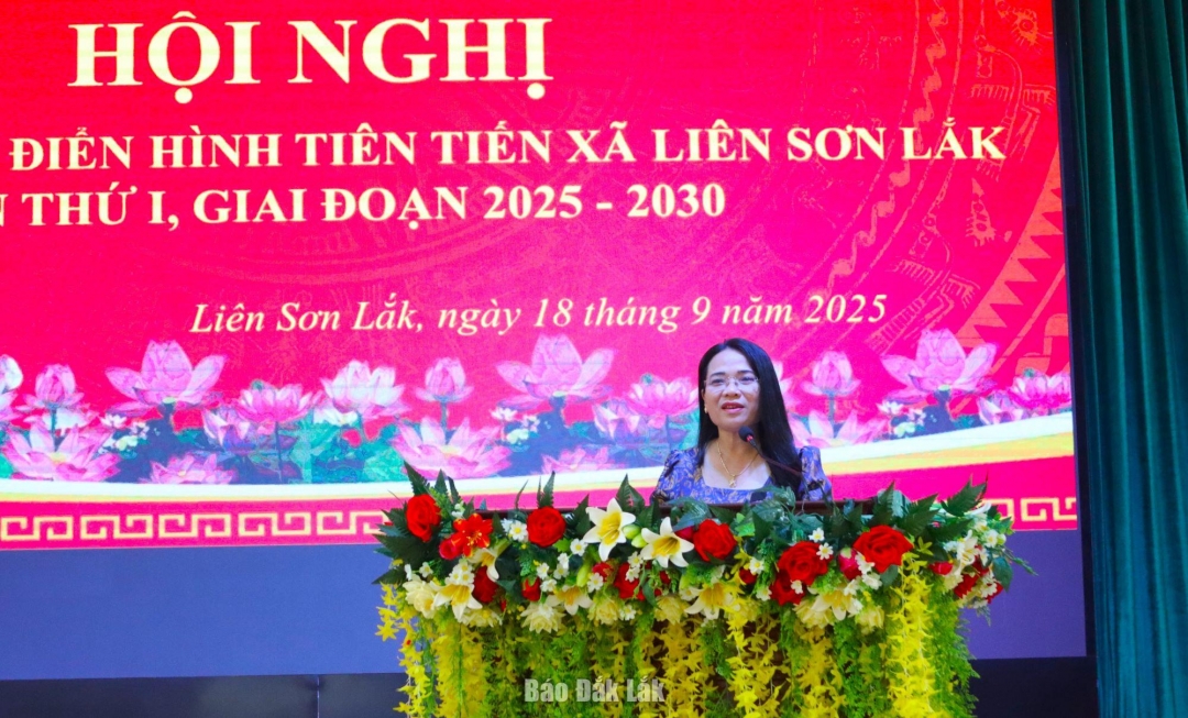 លេខាបក្ស ប្រធានក្រុមប្រឹក្សាប្រជាជនឃុំ Lien Son Lak លោកស្រី Dao Thi Thanh An ថ្លែងមតិក្នុងសន្និសីទ។