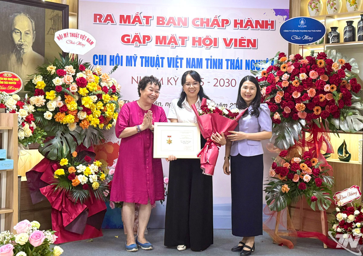 វិចិត្រករ Mai Thi Ngoc Oanh អនុប្រធានសមាគមវិចិត្រសិល្បៈវៀតណាមបានប្រគល់មេដាយសម្រាប់បុព្វហេតុសិល្បៈវៀតណាមជូនលោកស្រី Nguyen Thuy Quynh ប្រធានសមាគមអក្សរសិល្ប៍និងសិល្បៈថៃ Nguyen។