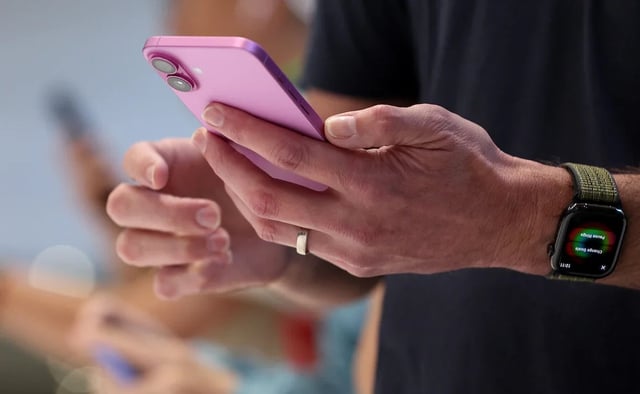 Apple đang 'cố tình' làm khó người dùng muốn mua iPhone 16? - Ảnh 1.