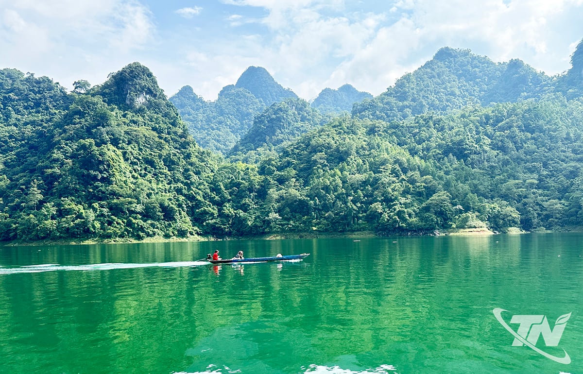 Natural scenery of Na Hang hydroelectric lake area.