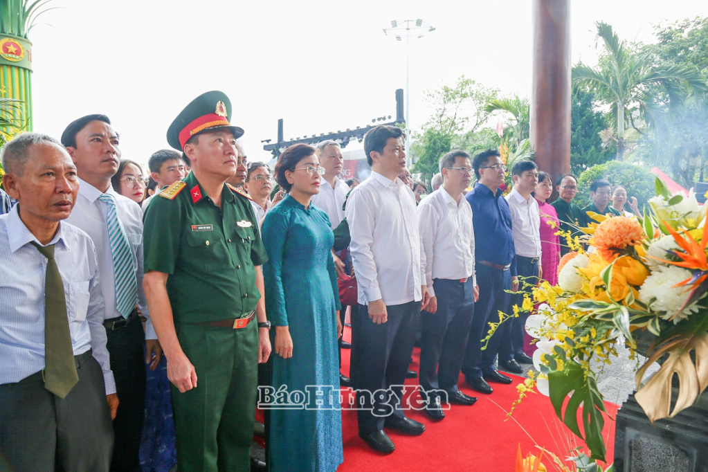សមមិត្ត Tran Quoc Toan លេខាអចិន្ត្រៃយ៍គណៈកម្មាធិការបក្សខេត្ត និងគណៈប្រតិភូខេត្ត Hung Yen បានអុជធូបនៅស្តូបរំលឹកវិញ្ញាណក្ខន្ធយុវជនស្ម័គ្រចិត្តចំនួន ១៦ នាក់ដែលបានពលីជីវិតនៅចំណតសាឡាង Long Dai II។