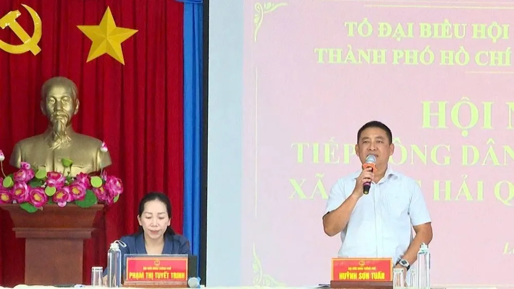 លោក Huynh Son Tuan សមាជិកគណៈកម្មាធិការបក្សទីក្រុង លេខាគណៈកម្មាធិការបក្ស ប្រធានក្រុមប្រឹក្សាប្រជាជនឃុំ Long Hai ប្រធានគណៈប្រតិភូក្រុមលេខ ៣៦ ក្រុមប្រឹក្សាប្រជាជនទីក្រុងហូជីមិញ ថ្លែងមតិក្នុងពិធីទទួលស្វាគមន៍ប្រជាពលរដ្ឋក្នុងត្រីមាសទី៣ ឆ្នាំ ២០២៥ នៅឃុំ Long Hai។