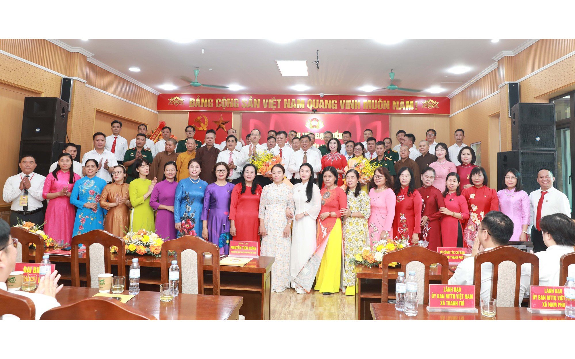 Các đồng chí lãnh đạo Mặt trận Thành phố và xã tặng hoa chúc mừng các Ủy viên Ủy ban MTTQ Việt Nam xã Đại Thanh, nhiệm kỳ 2025-2030