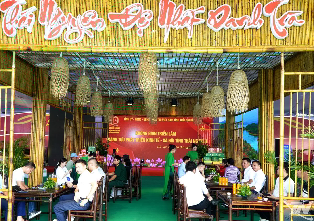 ភ្ញៀវ​ទេសចរ​រីករាយ​ជាមួយ​តែ Thai Nguyen ក្នុង​ការ​តាំង​ពិព័រណ៌​សមិទ្ធិ​ផល​ជាតិ​ក្រោម​ប្រធាន​បទ “៨០ឆ្នាំ​នៃ​ដំណើរ​ឯករាជ្យ-សេរីភាព-សុភមង្គល” ដែល​ប្រារព្ធ​ឡើង​ក្នុង​ឱកាស​រំលឹក​ខួប​លើក​ទី​៨០​នៃ​ទិវា​បុណ្យ​ជាតិ​ថ្ងៃ​ទី​២ កញ្ញា។