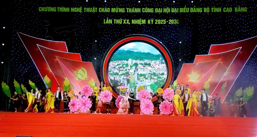 Tiết mục “Hùng thiên non nước Cao Bằng” tại chương trình nghệ thuật. 