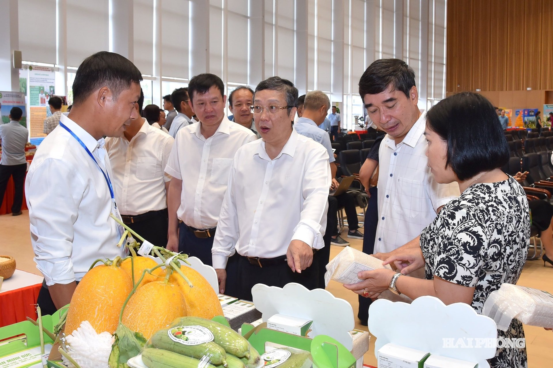 Genosse Hoang Trung, stellvertretender Minister für Landwirtschaft und Umwelt, und Delegierte besichtigten die auf der Konferenz ausgestellten landwirtschaftlichen Produkte.