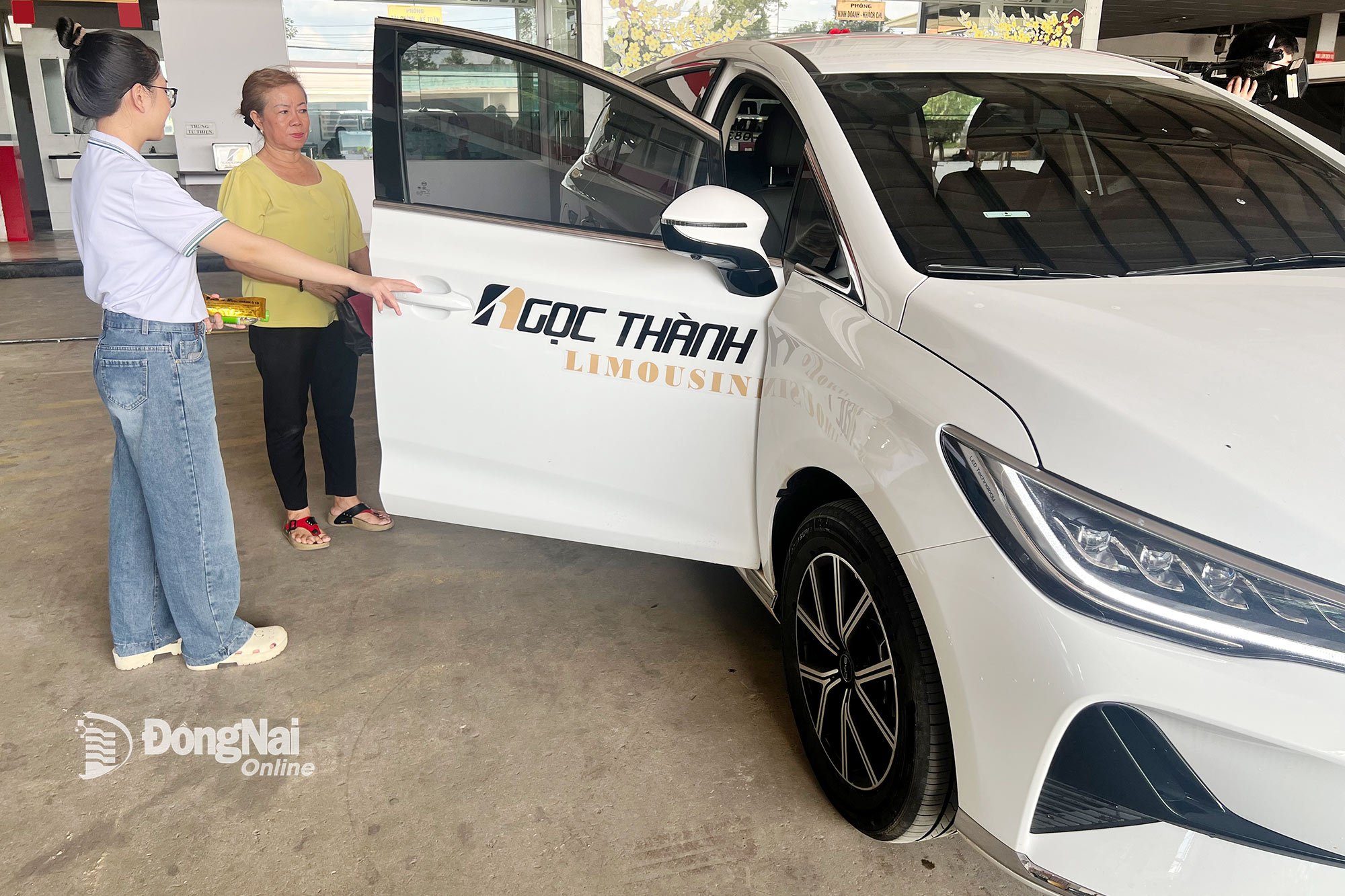 ក្រុមហ៊ុន Ngoc Thanh Auto Trading and Service Company Limited (ឃុំ Xuan Hoa ខេត្ត Dong Nai) កំពុងវិនិយោគ និងសាកល្បងសេវាកម្មដឹកជញ្ជូនអ្នកដំណើរដោយប្រើរថយន្តអគ្គិសនី 7 កៅអី។ រូបថត៖ Hai Quan