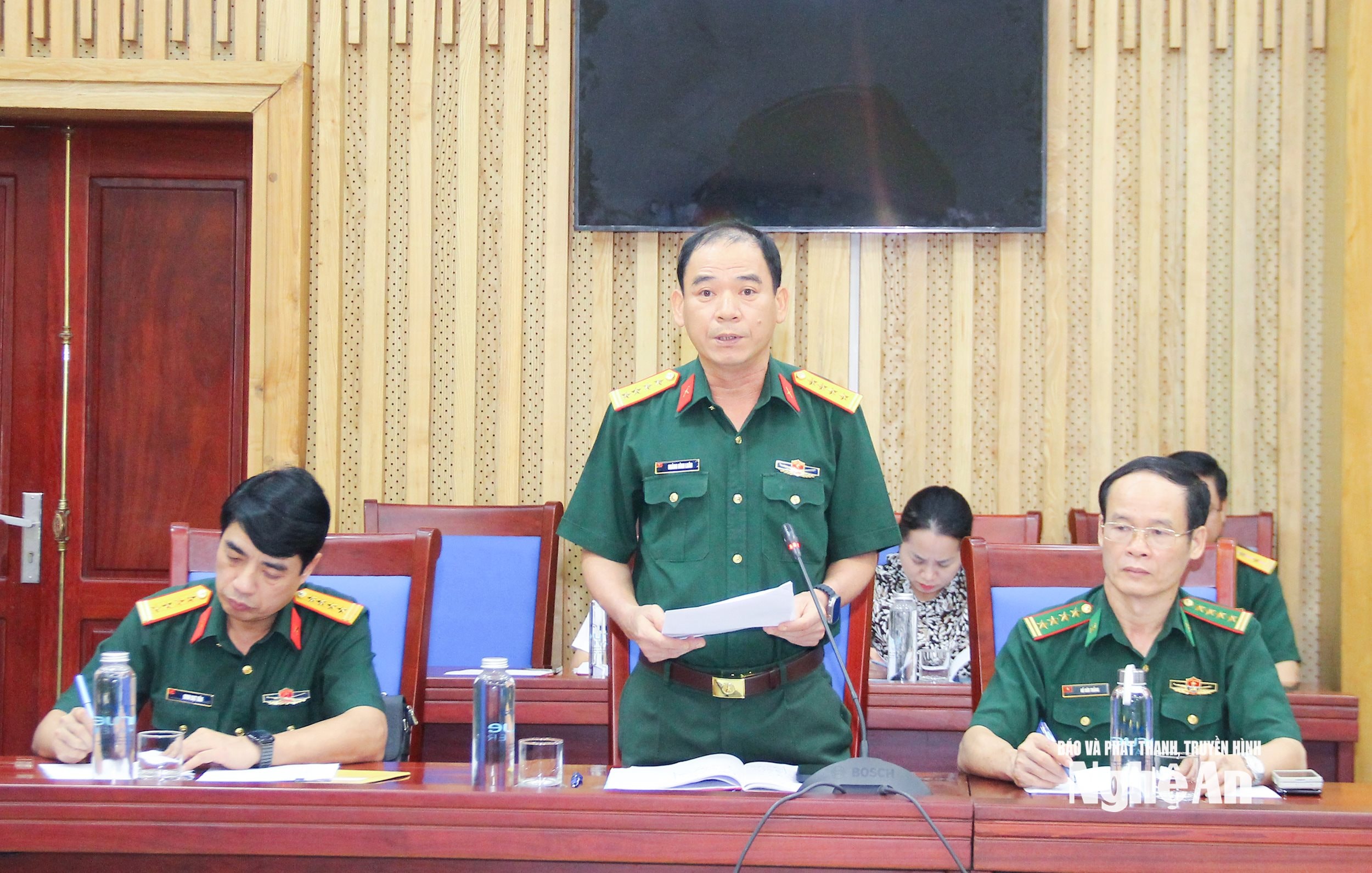 លោកវរសេនីយ៍ឯក Hoang Dinh Luan - មេបញ្ជាការរង នាយសេនាធិការ រាយការណ៍ពីការងារ