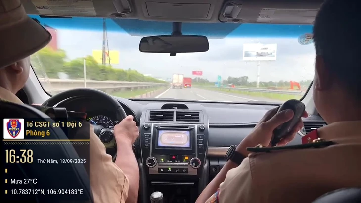 Xe khách 29 chỗ trở lên và xe tải trên 7,5 tấn, xe đầu kéo sẽ chạy làn bên phải trên cao tốc - Ảnh 1.