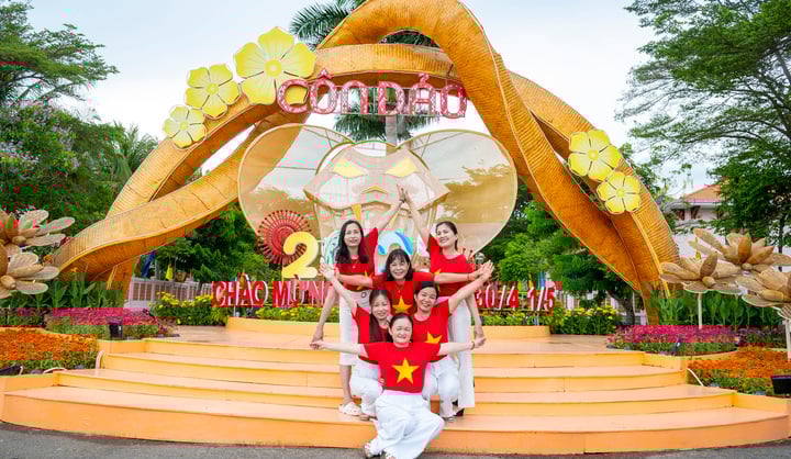 អ្នកទេសចរថតរូបនៅ Con Dao។