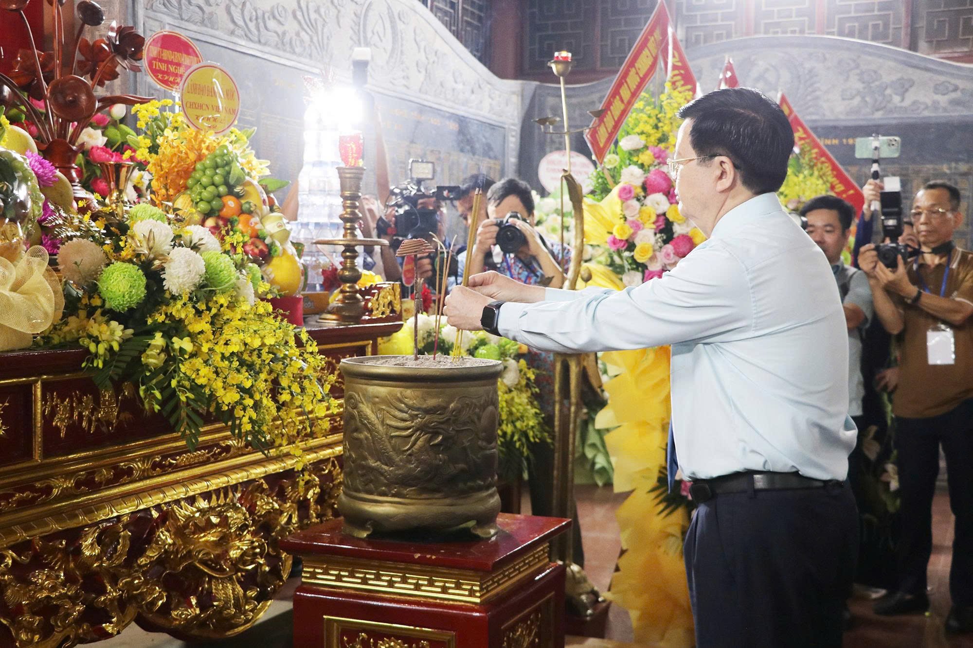 អង់គ្លេស៖ ព័ត៌មាន