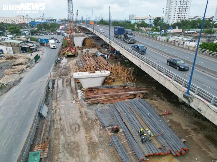 Khởi công từ năm 2016 nhưng đến nay dự án nút giao Mỹ Thuỷ vẫn chưa thể về đích. (Ảnh: Lương Ý)