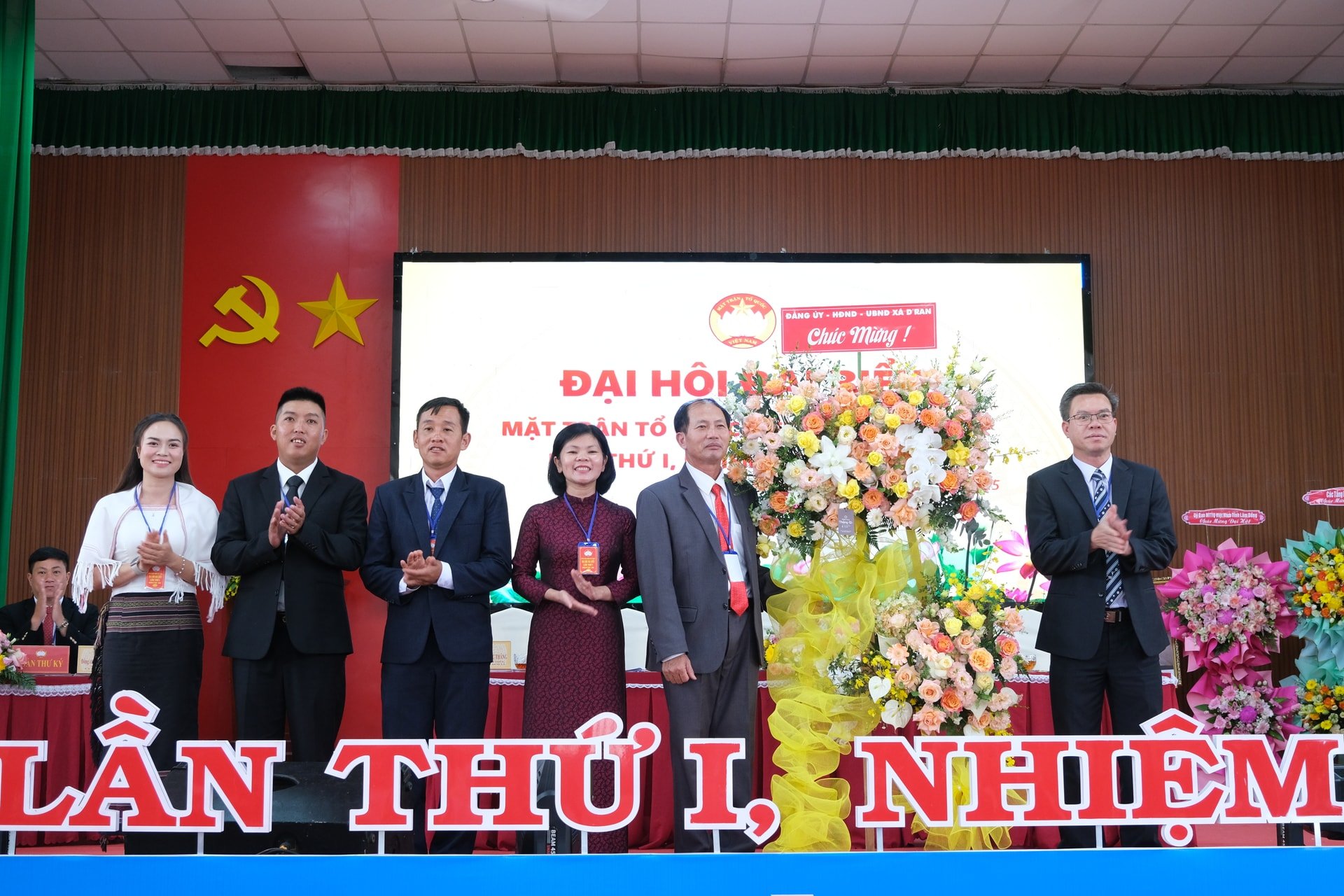 Đảng ủy, HĐND, UBND xã Dram tặng hoa chúc mừng Đại hội