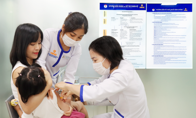 Frau Thien Trang brachte ihre vierjährige Tochter am Morgen des 18. September zum VNVC Hoang Van Thu in Ho-Chi-Minh-Stadt, um sie gegen Masern, Mumps, Röteln und Windpocken impfen zu lassen. Foto: Moc Thao
