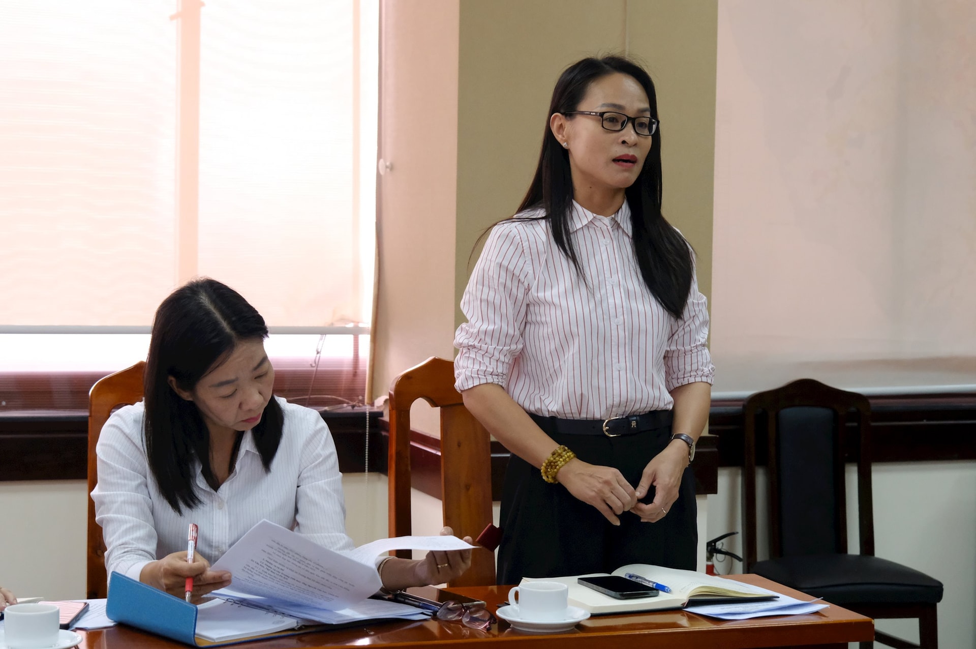 សមមិត្ត Tran Thi Trinh - ប្រធាននាយកដ្ឋានគ្រប់គ្រងសារព័ត៌មានបានជូនដំណឹងអំពីវឌ្ឍនភាពនៃការអនុវត្តខ្លឹមសារឃោសនា។