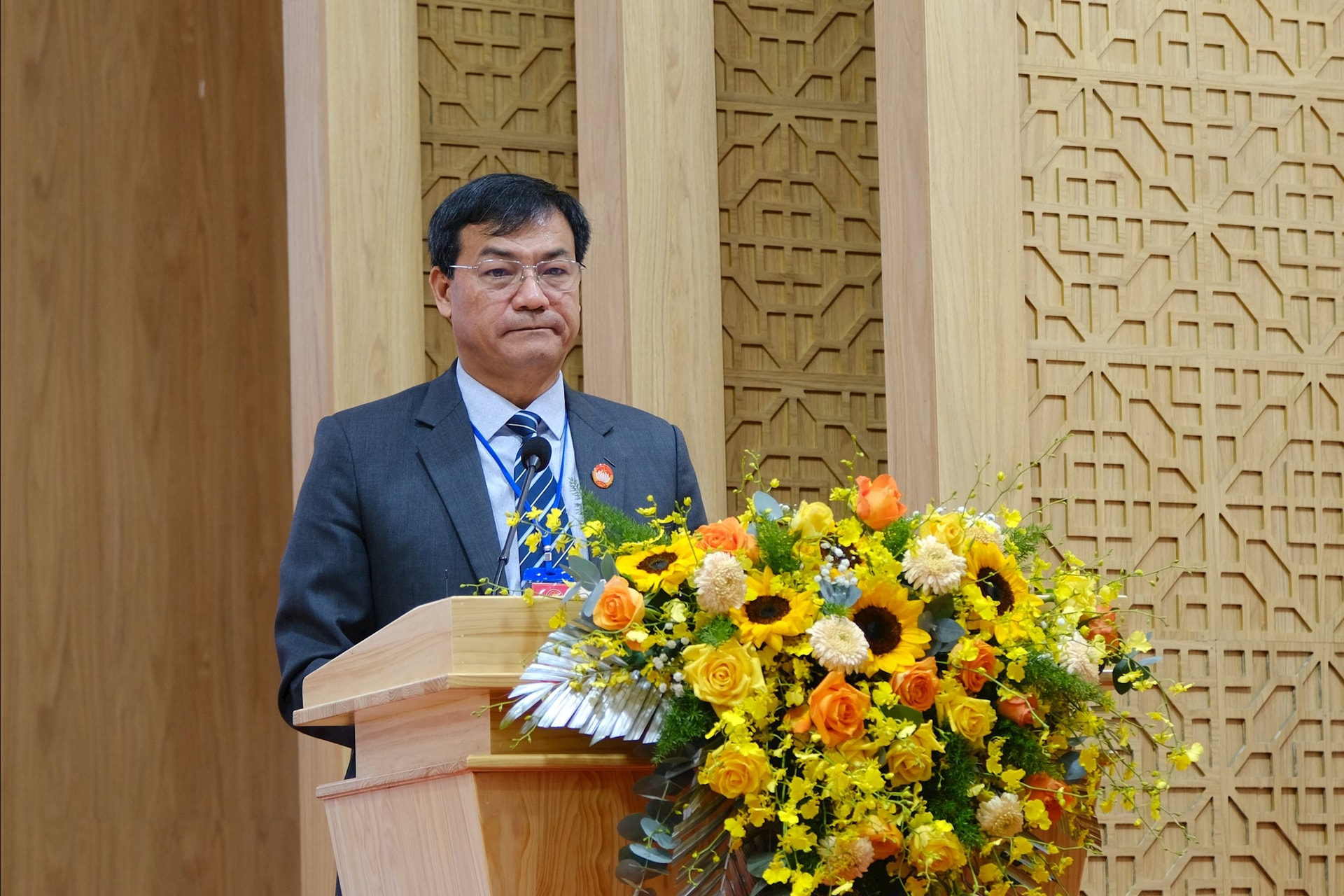 Genosse Tran Tuan Anh – Vorsitzender des Komitees der Vietnamesischen Vaterländischen Front im Bezirk Lang Biang – Da Lat hielt die Eröffnungsrede