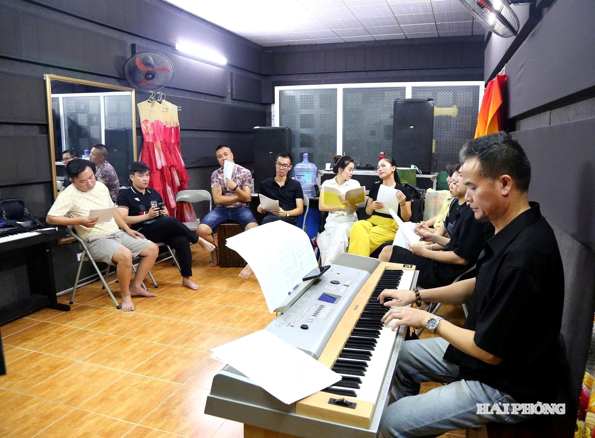 Artists of Hai Phong Contemporary Arts Theater practice singing in the program serving the Party Congress