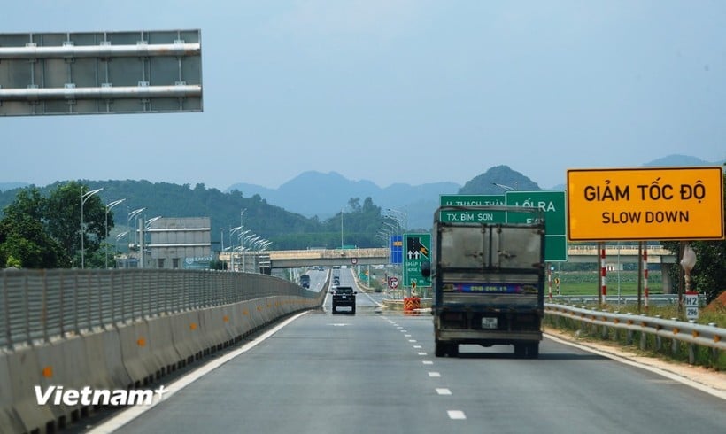 Phương tiện lưu thông trên tuyến cao tốc Bắc-Nam đoạn Mai Sơn-Quốc lộ 45. (Ảnh: Việt Hùng/Vietnam+)